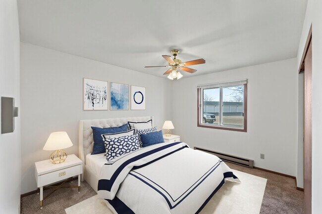 bedroom with sample furniture - 203 E Lake Park Pl