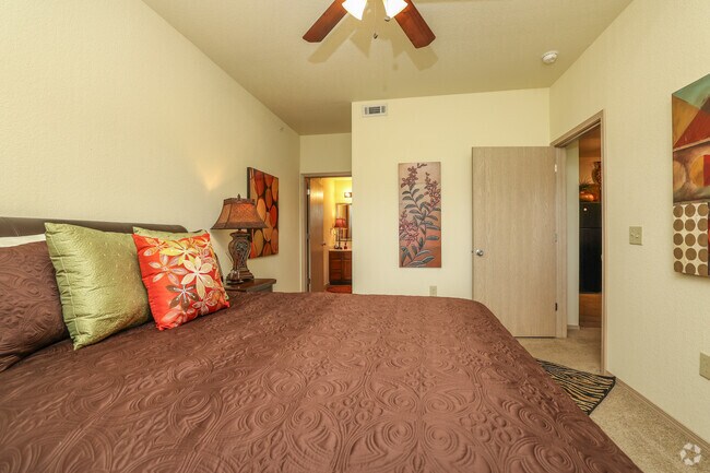 1BR, 1BA - 665 SF - Bedroom