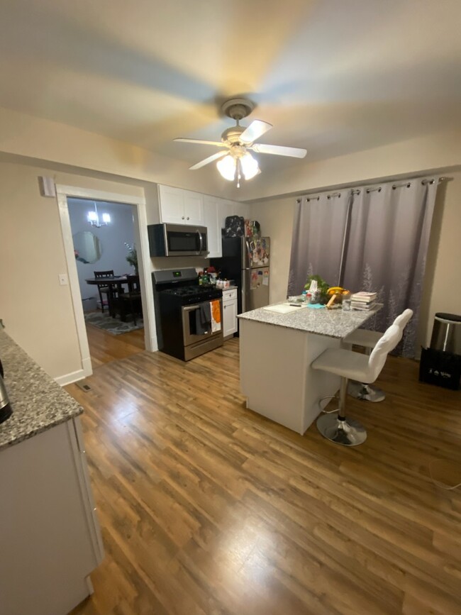 Photo - 5511 W Farragut Ave Apartments Unit 2