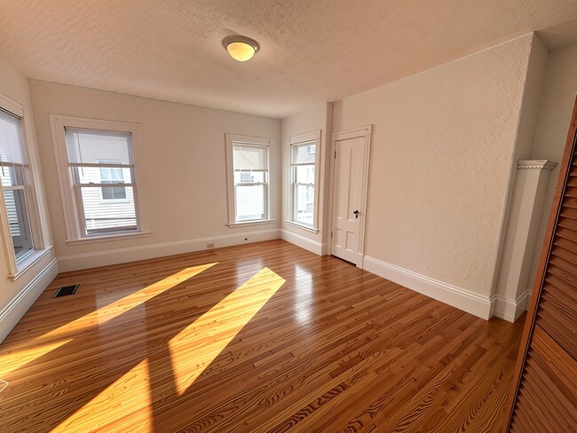 Building Photo - 17 Upham St Unit 1