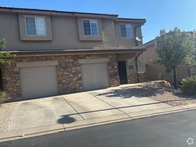 Building Photo - Beautiful 3 bedroom, 2.5 bath  townhome in...