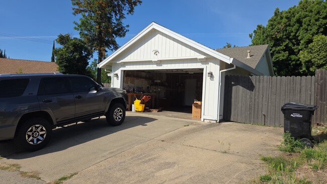 Photo - 7613 Luzern Way