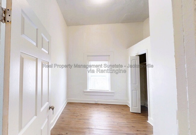 2332 Moncrief Rd