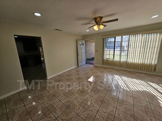 Photo - 1402 Laguna Cir