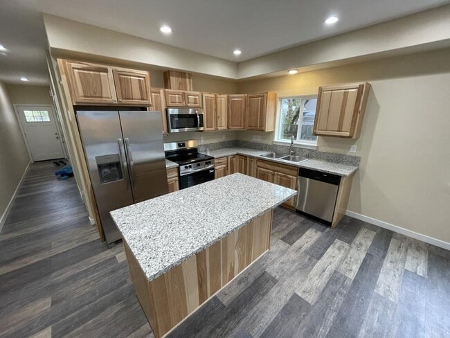 Photo - 441 NE Denver St