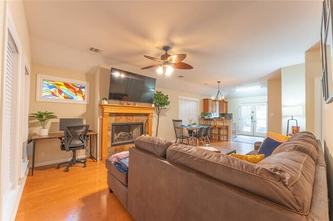 Photo - 708 W Annie St