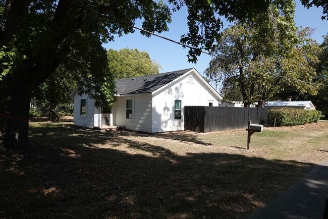 Charming 3 Bedroom / 2 Bath Home - Charming 3 Bedroom / 2 Bath Home