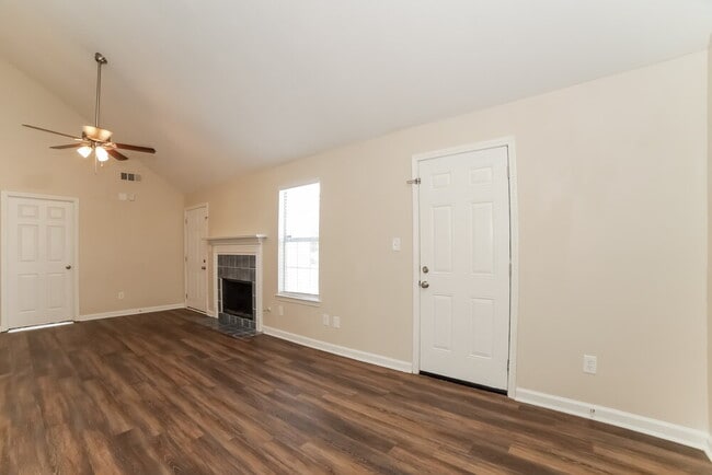 Photo - 1467 Waterton Trail