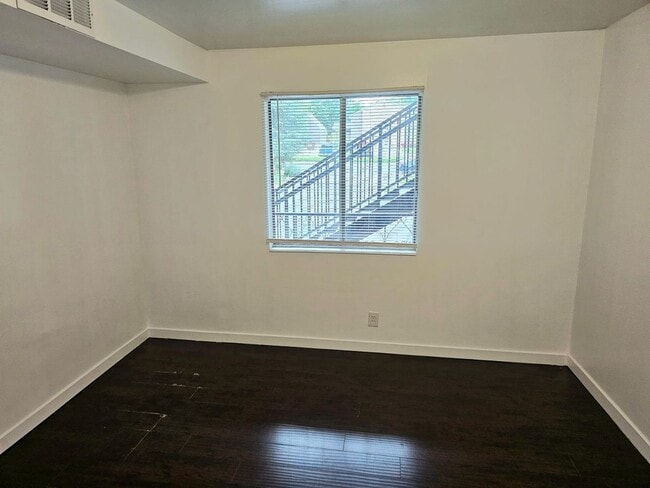 Building Photo - Spacious Private Guy Room Only 3 blocks from U Campus Unit 15 - 15C