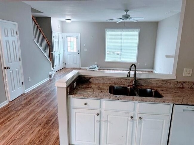 Photo - 940 Prestwyck Ct