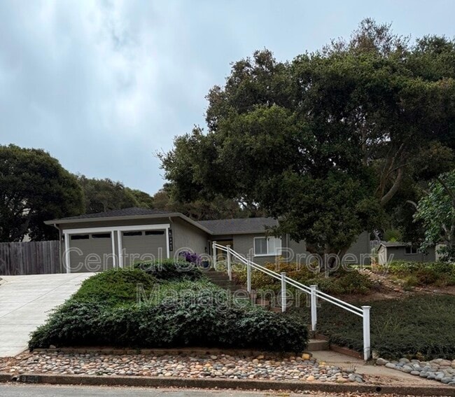 Building Photo - 9465 Valley Oak Way