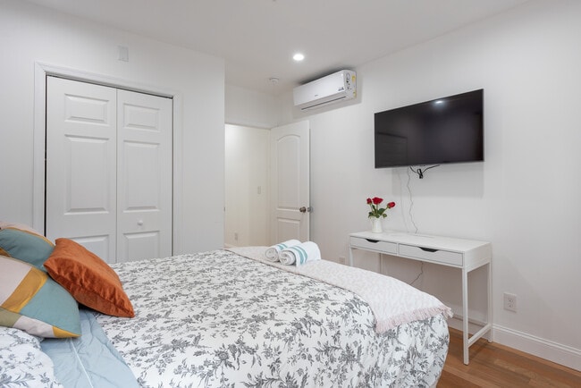 Photo - 3221 Hamilton