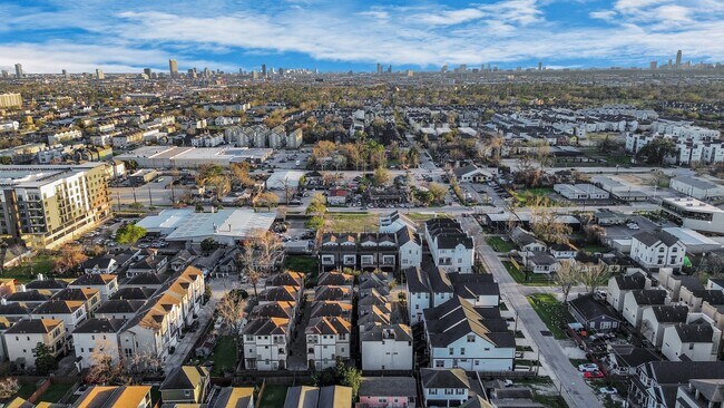 Building Photo - 1031 W 21st St Unit B