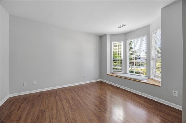 Photo - 1650 Huntcrest Way SW