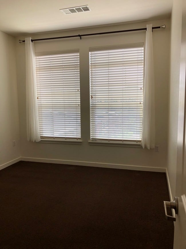 Photo - 2BD/2BA condo w/ great kitchen, W/D, pool, garage & more!