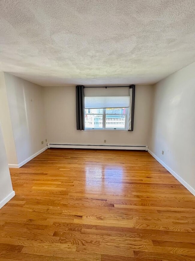 Photo - 12 Gardner St Apartments Unit R