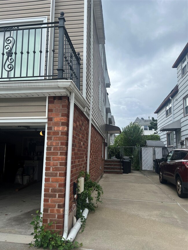 Building Photo - 15-26-26 215th St Rental