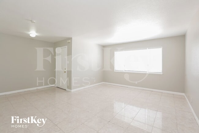 Photo - 825 Antigua St