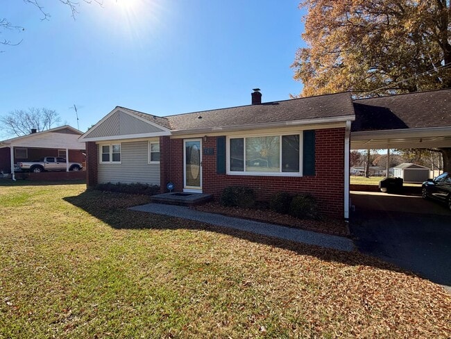 Photo - Statesville - HWY 21 - 3 BD/ 1 BA