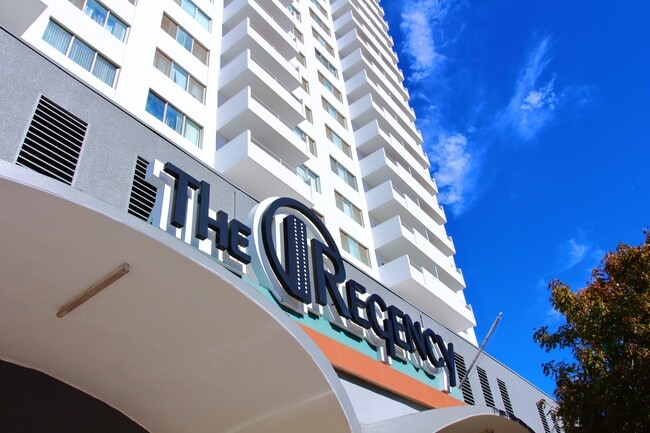 ¡Una nueva apariencia para un ícono de la ciudad de Oklahoma! - The Regency Tower Apartamentos