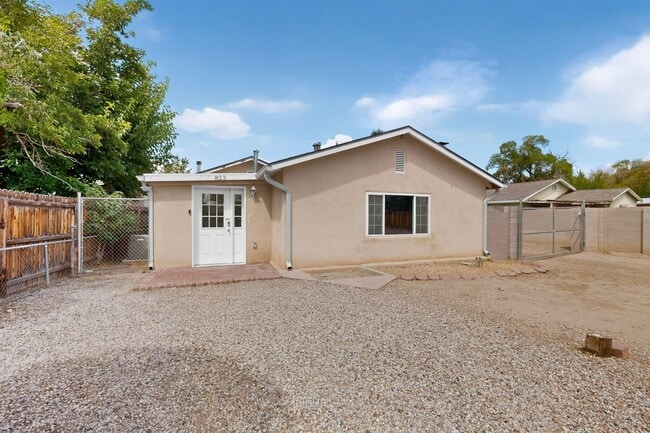 Photo - 823 San Lorenzo Ave NW