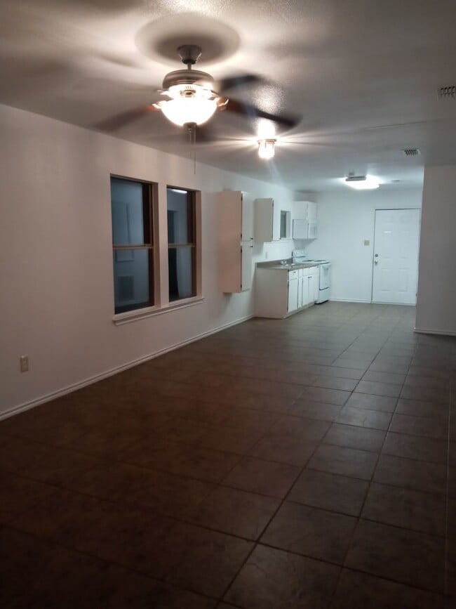 Building Photo - 2 bedroom and 1 bathroom Unit # B