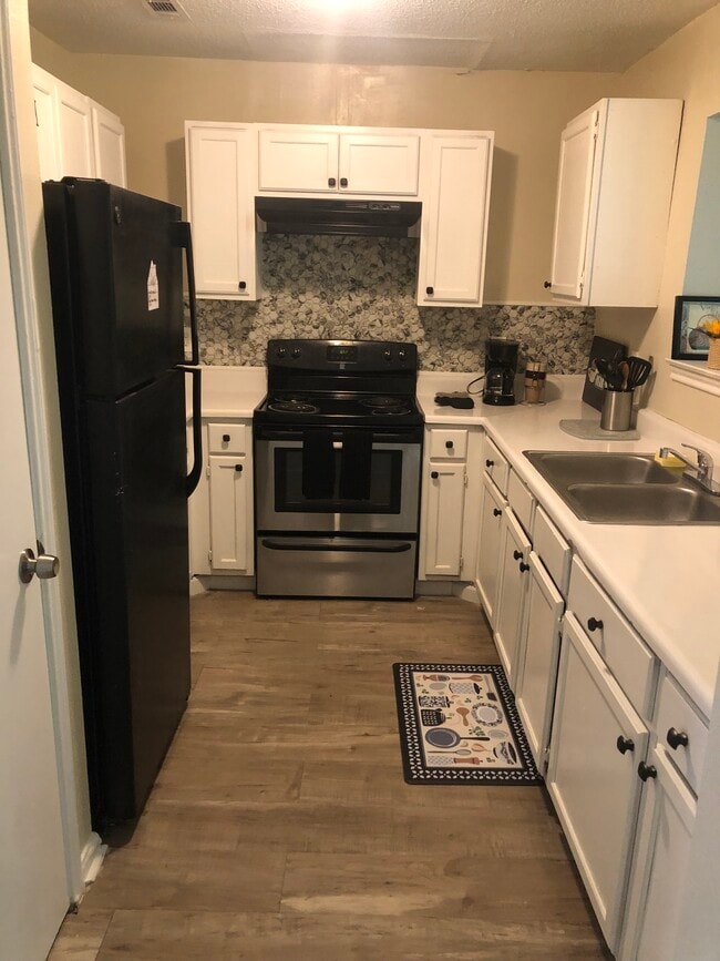 Building Photo - Pinebrooke Rental