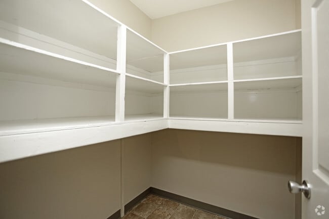 3BR, 1.5BA - 1100 SF