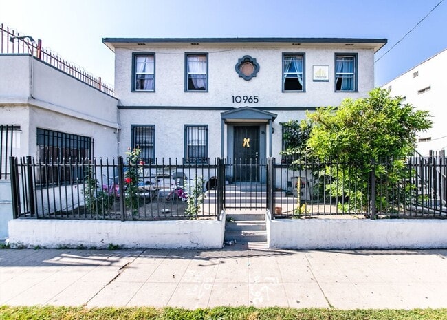 Building Photo - 10965 S Figueroa St Unit 12