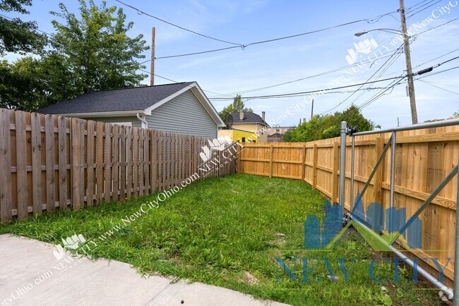 Building Photo - 2 Bedroom, 1.5 Bathroom King-Lincoln/Bronz... Rental
