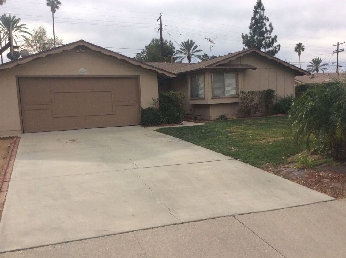 4 Bedroom 1.75 Bathroom in Riverside - 4 Bedroom 1.75 Bathroom in Riverside