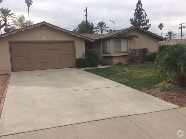 Building Photo - 4 Bedroom 1.75 Bathroom in Riverside Rental