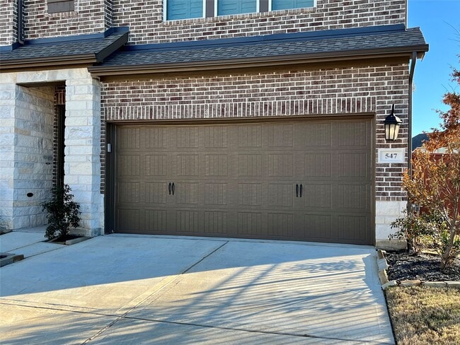 Photo - 547 Kingston Ln