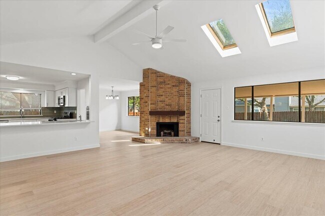 Photo - 1400 Lance Way
