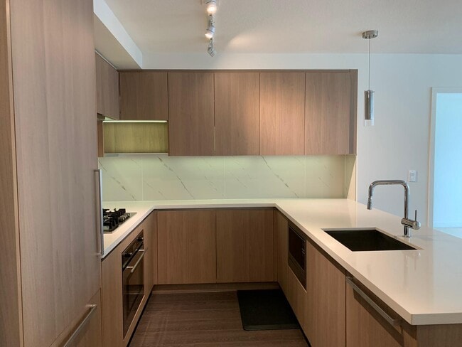 Photo - 909-8833 Hazelbridge Way Unité 909