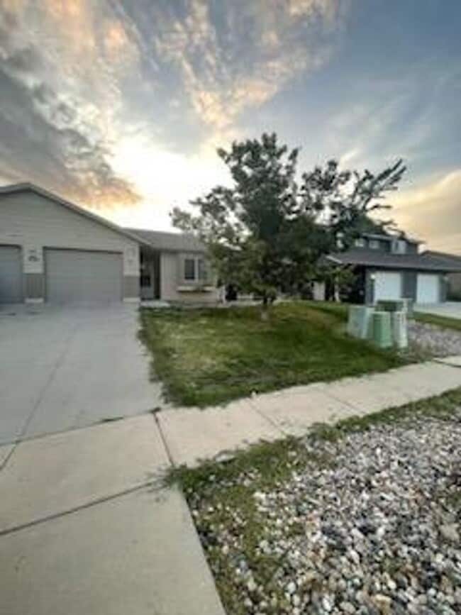 r1327 - r1327 Apartment Unit A