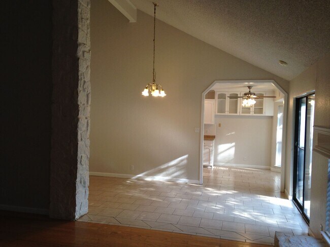 Photo - 410 Deepwood Dr