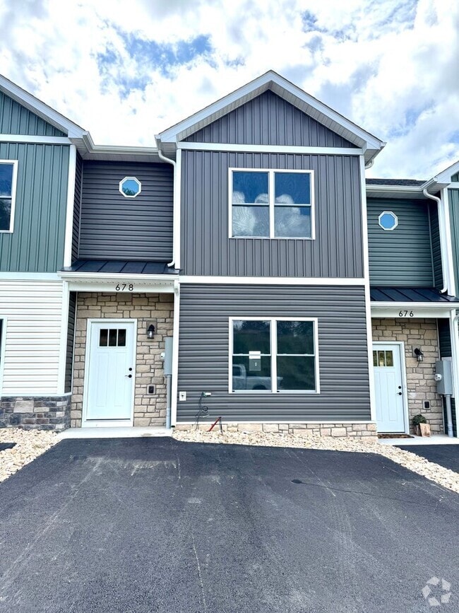 Building Photo - Brand New 3 Bed, 2.5 Bath Townhouse