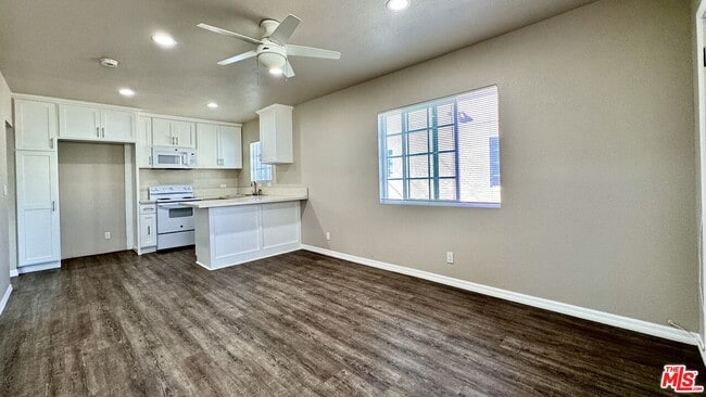 Photo - 6117 1/2 S Victoria Ave