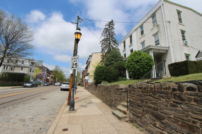 Building Photo - 8107 Germantown Ave Unit 2nd Fl