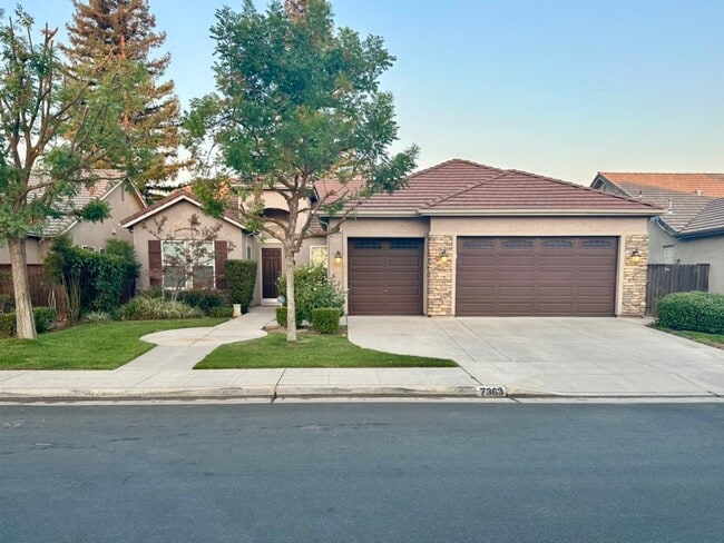 Building Photo - $2,850 Herndon & Spruce, 3 Bedroom House -...