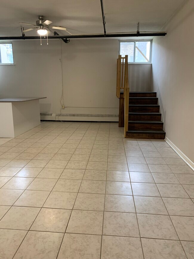 Photo - 75 John St W