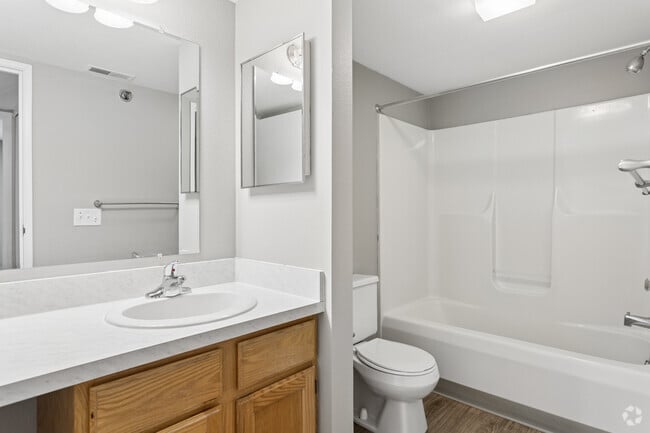 2BR, 2BA - 1,000SF - Bathroom