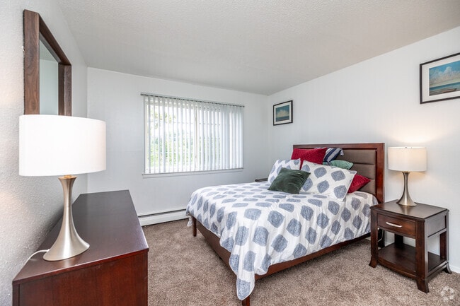 2BR, 1BA - 865 SF