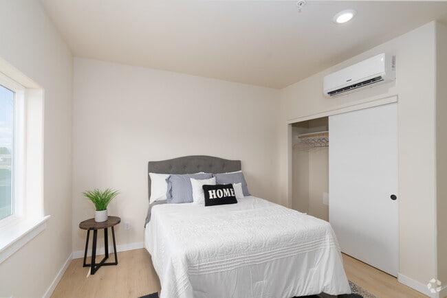 2BR, 2BA - 905SF - Bedroom