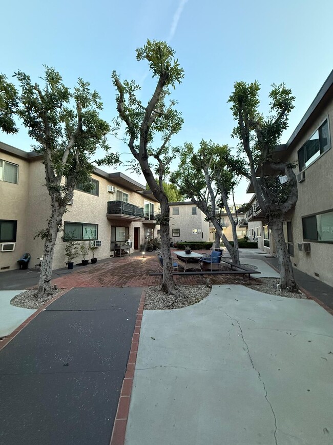 Encino Royale