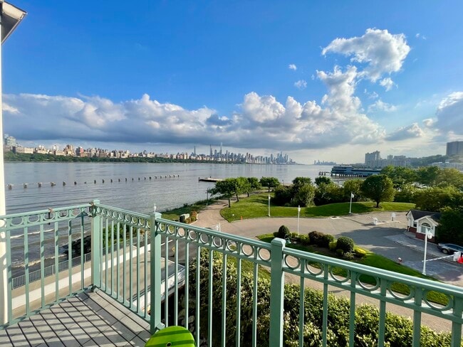 Photo - 325 The Promenade Unit Direct Waterfront + NYC Skyline & River Views