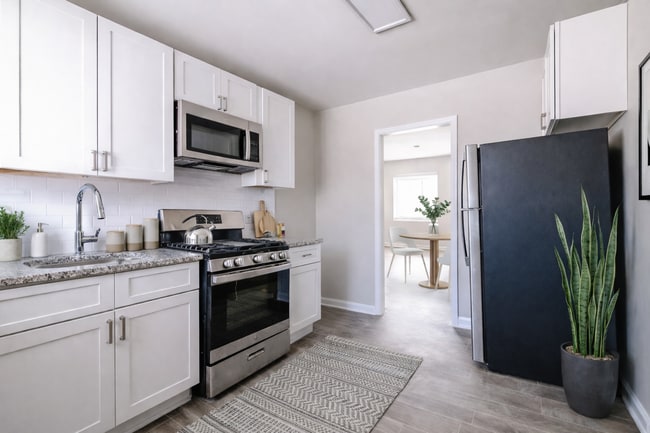 Photo - Live Connected. Live Collier.