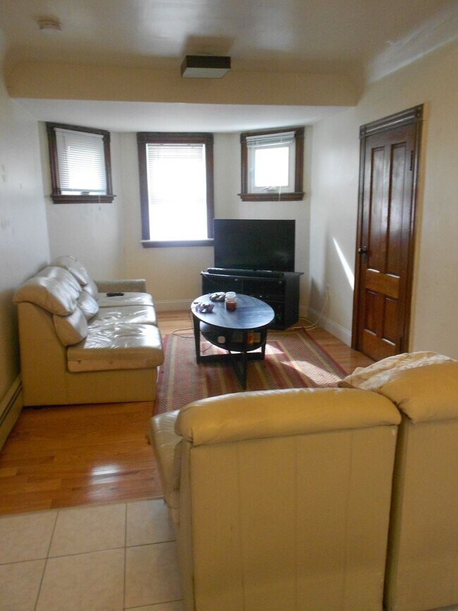 Photo - Beautiful 4 bed in Oak Sqaure