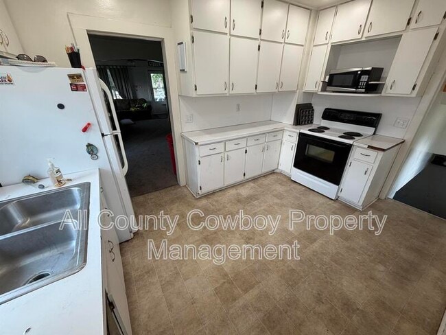Photo - 810 E Gibbon St